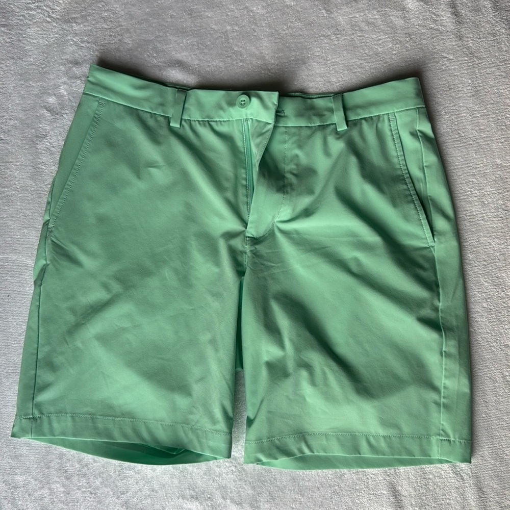 Vineyard Vines Performance Shorts

Size 32